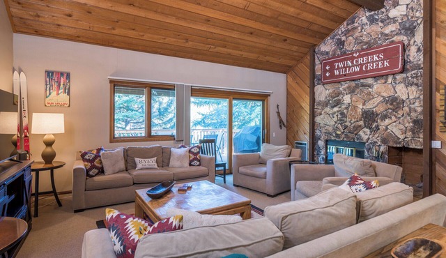 Cozy Family sized Condo- access to Hot Tub and Sauna- Minutes away from Skiing