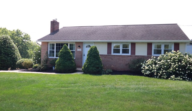 Cozy Family Sized Cottage in the Country! 15 minutes to Lancaster City!