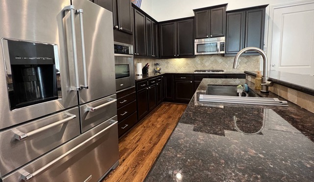 Cozy family-sized townhouse - 5 minutes to NRG stadium!