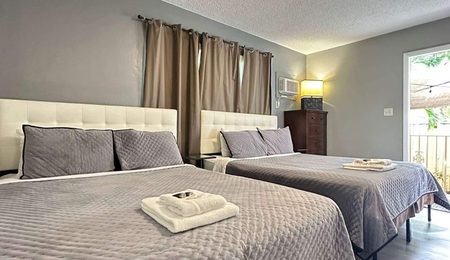 Cozy Family Studio at Sheridan Guesthouse with Pool