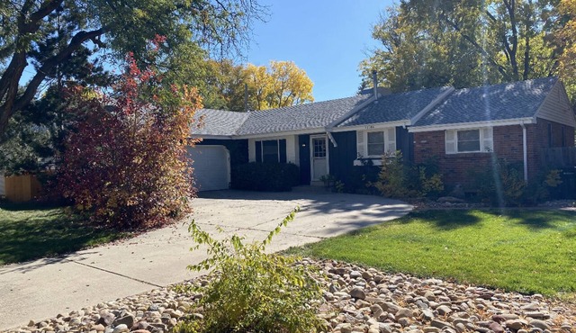 Cozy Family Vacation Home in Arvada 3 Bed/2 Bath Driveway and Fenced Yard