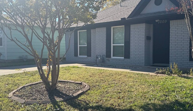 Cozy & Fancy 3BR Cottage Near Historic Downtown McKinney - Family Mid-Term Ready