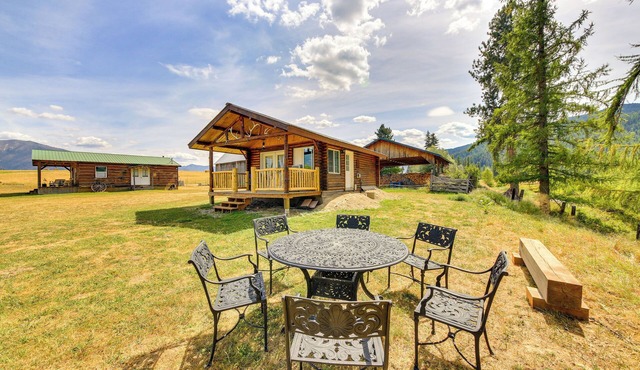 Cozy Farm Cabin - 9 Mi to Trout Creek!