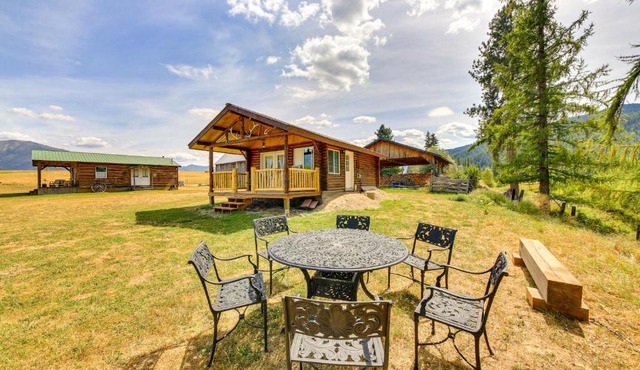 Cozy Farm Cabin - 9 Mi to Trout Creek!