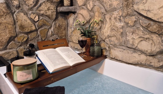 Cozy Farm Cabin, Rustic Charm/Modern Luxury/5min to Bull Shoals Lake/Hot Tub