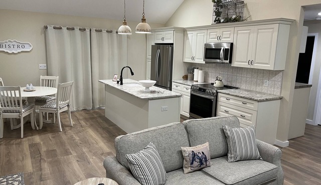 Cozy farm cottage w/firepit super close to great hiking trails & ski slopes.