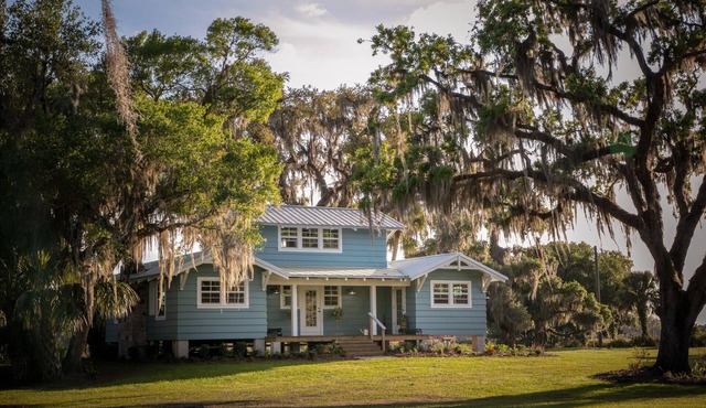 Cozy farm home 2 miles from Terra Nova and 14 miles from Lakewood Ranch.