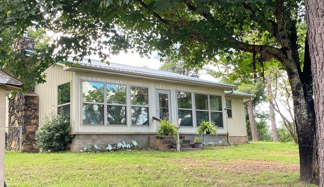 Cozy Farm House 2-bedroom house with AC in Saint Joe