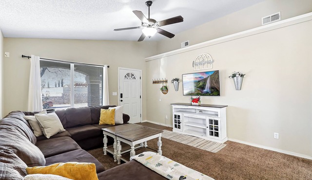 Cozy Farm House Home Located Near Main Freeways SUPER HOST on other platforms