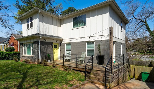 Cozy Farm House Near Downtown with Large Backyard