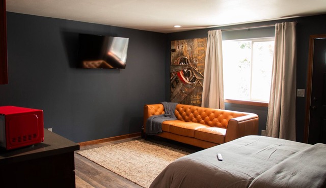 Cozy Farm stay on 70 acres,Pet Friendly, farm animals,close to mount Rainer