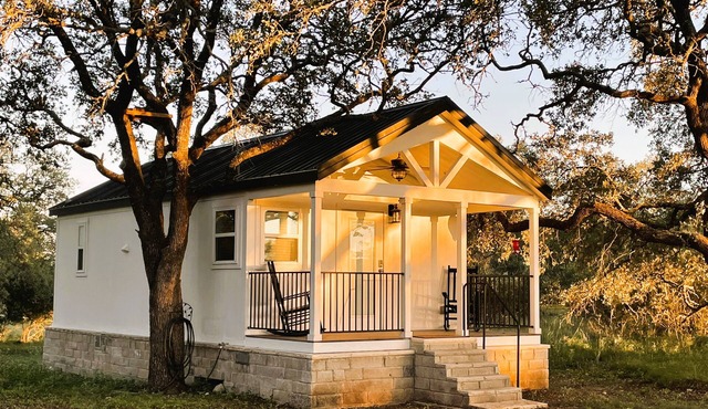 Cozy Farmhouse Cabin Near Colorado Bend State Park