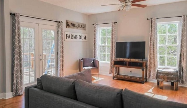 Cozy Farmhouse close to Sisterdale and Texas Wine Country!