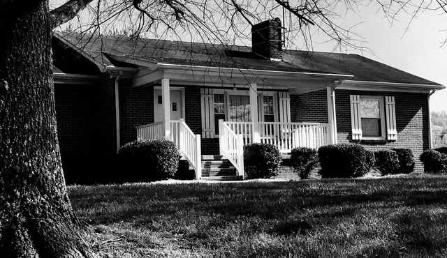 Cozy Farmhouse close to the Country Club, MerleFest and Apple Festival