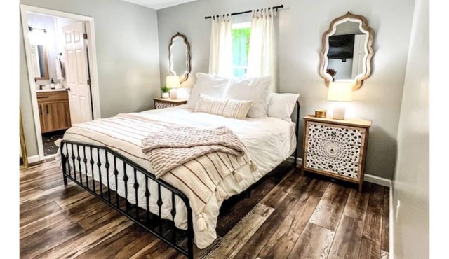 Cozy Farmhouse Cottage close to town