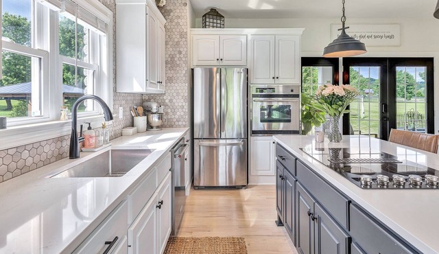 Cozy Farmhouse Cottage. Family retreat in Historic Franklin. Hot Tub!