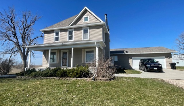 Cozy Farmhouse Getaway 10 min from Lost Island and Casino