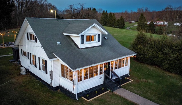 Cozy Farmhouse Gem! - 8 min to NRG! Hot Tub/EV Charger