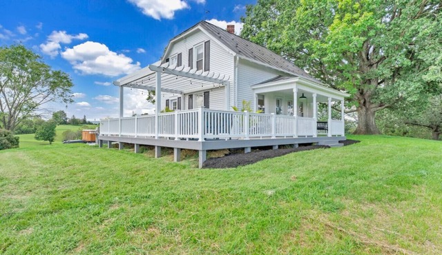 Cozy Farmhouse, Hot tub and Sauna on 8 acres!