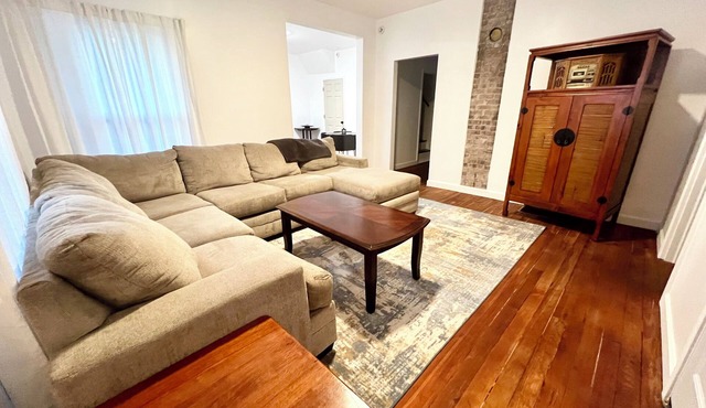 Cozy farmhouse minutes from the airport, downtown, and IMS.