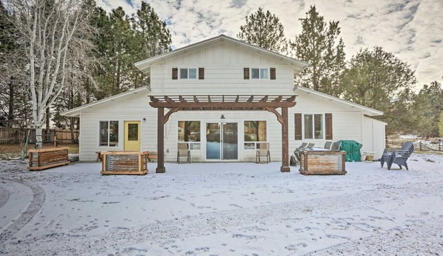 Cozy Farmhouse on 1 acre- Stargaze in the Hot tub