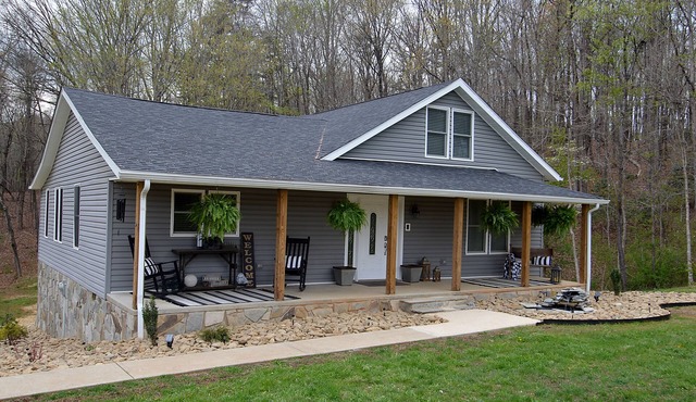 Cozy farmhouse! Pool table, fire pit, minutes to Lake James, downtown Marion!