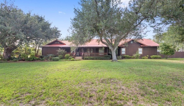 Cozy farmhouse right outside the city. Perfect for a getaway with big groups.