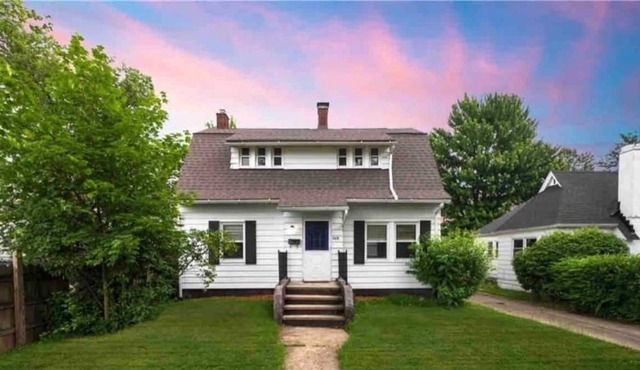 Cozy farmhouse style home walkable to restaurants