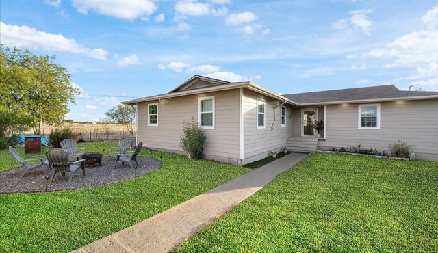 Cozy farmhouse w/Firepit l 5 min COTA l Pet Friendly