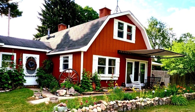 Cozy farmhouse w/hot tub - 5 min from Torch lake