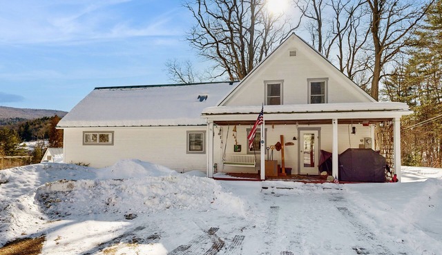 Cozy farmhouse w/mountain views, woodstove, bbq, cable, close to Okemo, w/d