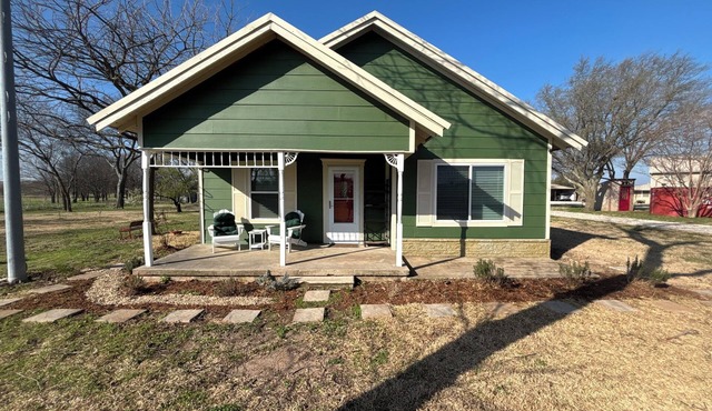 Cozy farmhouse w/pool. Central to museums, golfing, lakes, sports & shopping.