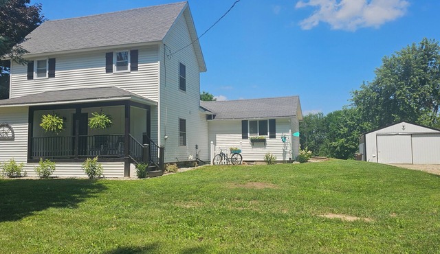 Cozy Farmhouse w/short walk to a private laken