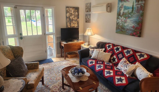 Cozy farmhouse with kitchenette, pool & bbq in historic downtown Warrenton NC.