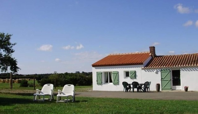 Cozy Farmhouse with Private Pond, Terrace, and Ultralight Airstrip Nearby