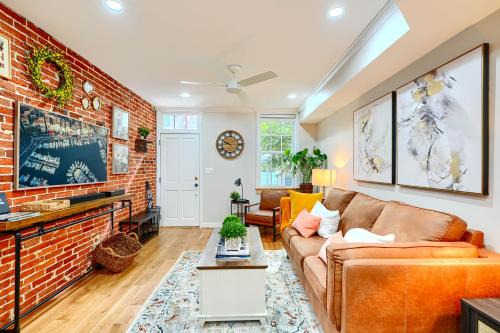 Cozy FedHill Gem plus Parking and Walk to Harbor and Stadiums