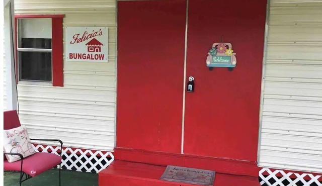 Cozy Felicia Bungalow