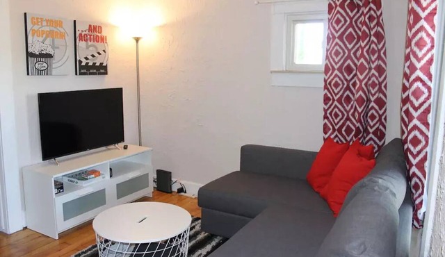 Cozy Ferndale Bungalow w/fenced yard & fast Wifi