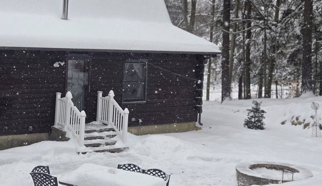 Cozy Fishing and Get-A-Way Cabin minutes from Lake George