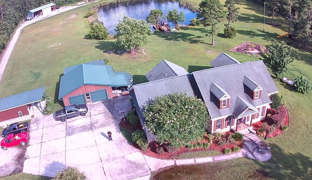 Cozy fishing cabin with stocked pond, near Savannah. Fenced- pet friendly!