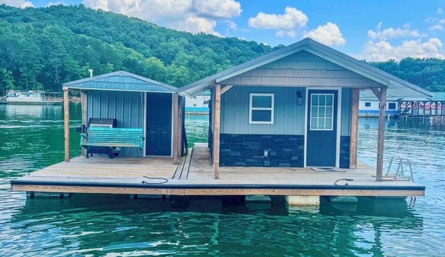Cozy floating home, on Norris Lake