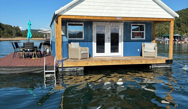 Cozy floating home, AC on Norris Lake at Straight Creek Marina