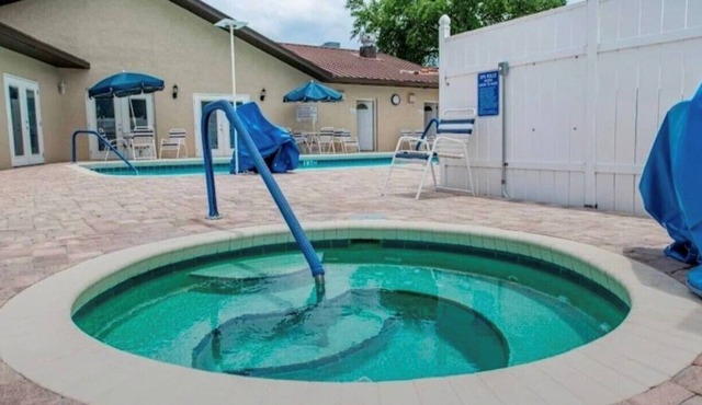 Cozy Florida Retreat w/Spacious Porch- Sleeps 4