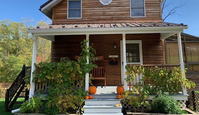 Cozy FLX Getaway with Pool, Close to Wineries and Lake