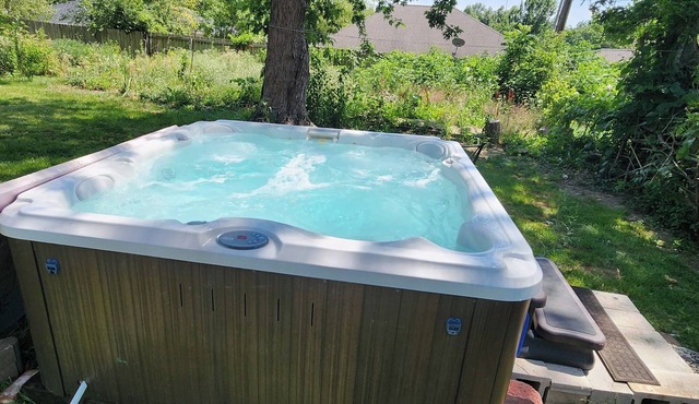 Cozy for 2, Jacuzzi retreat, close to excellent park.