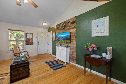 Cozy Forest Cabin Near Yosemite Romantic Escape
