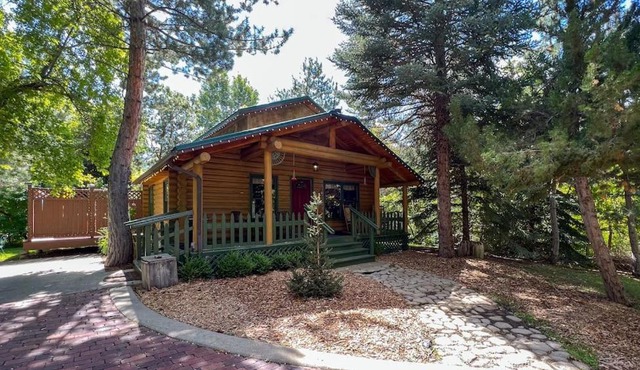 Cozy Forest Cottage at La Caille