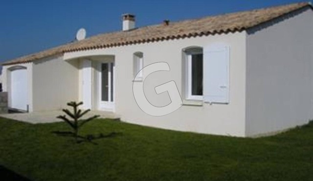 Cozy Forest-Edge Retreat for 6 with Garden, Near Beach and Shops