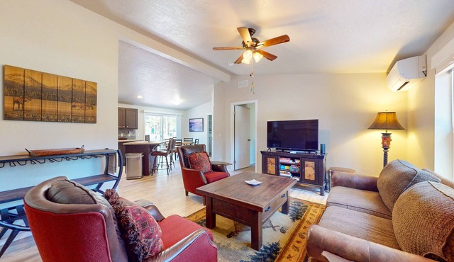 Cozy forest retreat near trails, slopes & Sunriver—perfect for year-round fun!