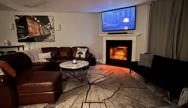Cozy Forest Retreat, Sleeps 12, King Bed, Firepit, Family nights, Game Room